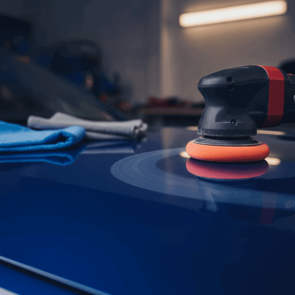 Gros plan sur une polisseuse orbitale utilisée pour le detailing automobile professionnel