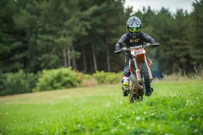 Avantages et dangers de la conduite de moto électrique pour les enfants