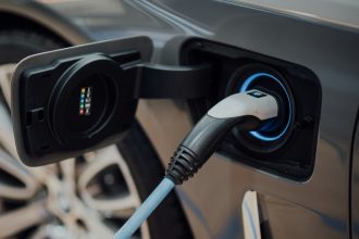 Borne de recharge sur votre parking : ce que le modèle tiers investisseur change pour les propriétaires fonciers