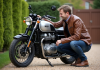Moto : comment choisir un modèle durable pour longévité optimale ? Homme inspectant une moto de tourisme en extérieur