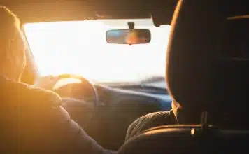 Comparaison des offres d’assurance auto pour les conducteurs occasionnels en 2018 man driving car during golden hour