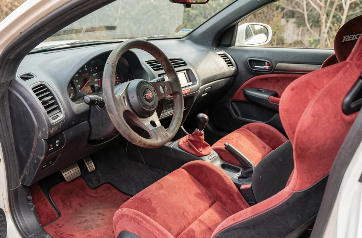 Intérieur de la Honda Civic Type R EP3 avec sièges Recaro, volant Momo et tableau de bord d'origine