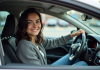 Prix 20h de conduite : tarifs et forfaits à connaître pour bien préparer son permis Jeune femme souriante au volant d'une voiture en ville