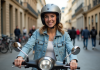 Moto sans permis : comment choisir la meilleure option ? Jeune femme en scooter sans permis dans une ville européenne