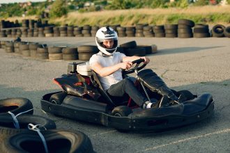 Karting : comment choisir son casque en 2026, entre normes, budget et pièges à éviter