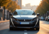 Peugeot 408 garée en ville en plein jour