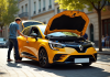 Renault Clio 3 Phase 2 au soleil avec le capot ouvert