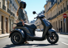 Permis B et MP3 500 : conduire un scooter à trois roues en France Scooter MP3 500 moderne dans une rue urbaine en France
