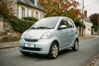 Voiture sans permis 4 places compacte garée dans une rue résidentielle française en automne