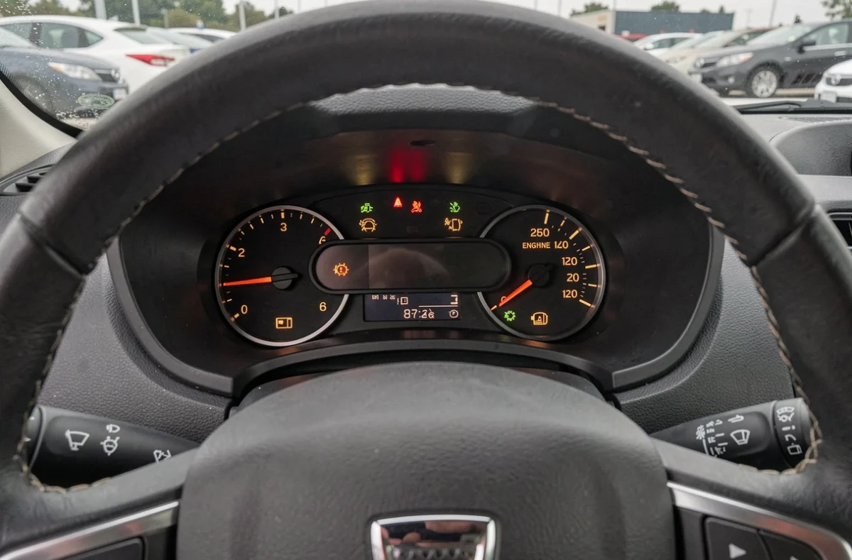 Voyants d'avertissement allumés sur le tableau de bord d'un Dacia Duster, incluant le voyant moteur et d'autres indicateurs en orange et rouge